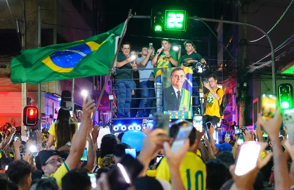 A dez dias do segundo turno, Flávio Bolsonaro leva as cores verde e amarelo ao Vale do Jequitinhonha, em Minas Gerais — Flávio Bolsonaro, Flávio Bolsonaro 22, Flávio Bolsonaro presidente, Plano de Governo Flávio Bolsonaro, Flávio Bolsonaro vice, Alfredo Gaspar vice