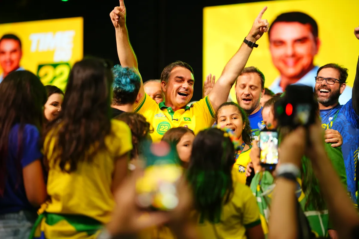 Aos 100 anos, eleitora emociona Flávio Bolsonaro em Joinville: “Vou votar no 22 para mudar” — Flávio Bolsonaro, Flávio Bolsonaro 22, Flávio Bolsonaro presidente, Plano de Governo Flávio Bolsonaro, Flávio Bolsonaro vice, Alfredo Gaspar vice