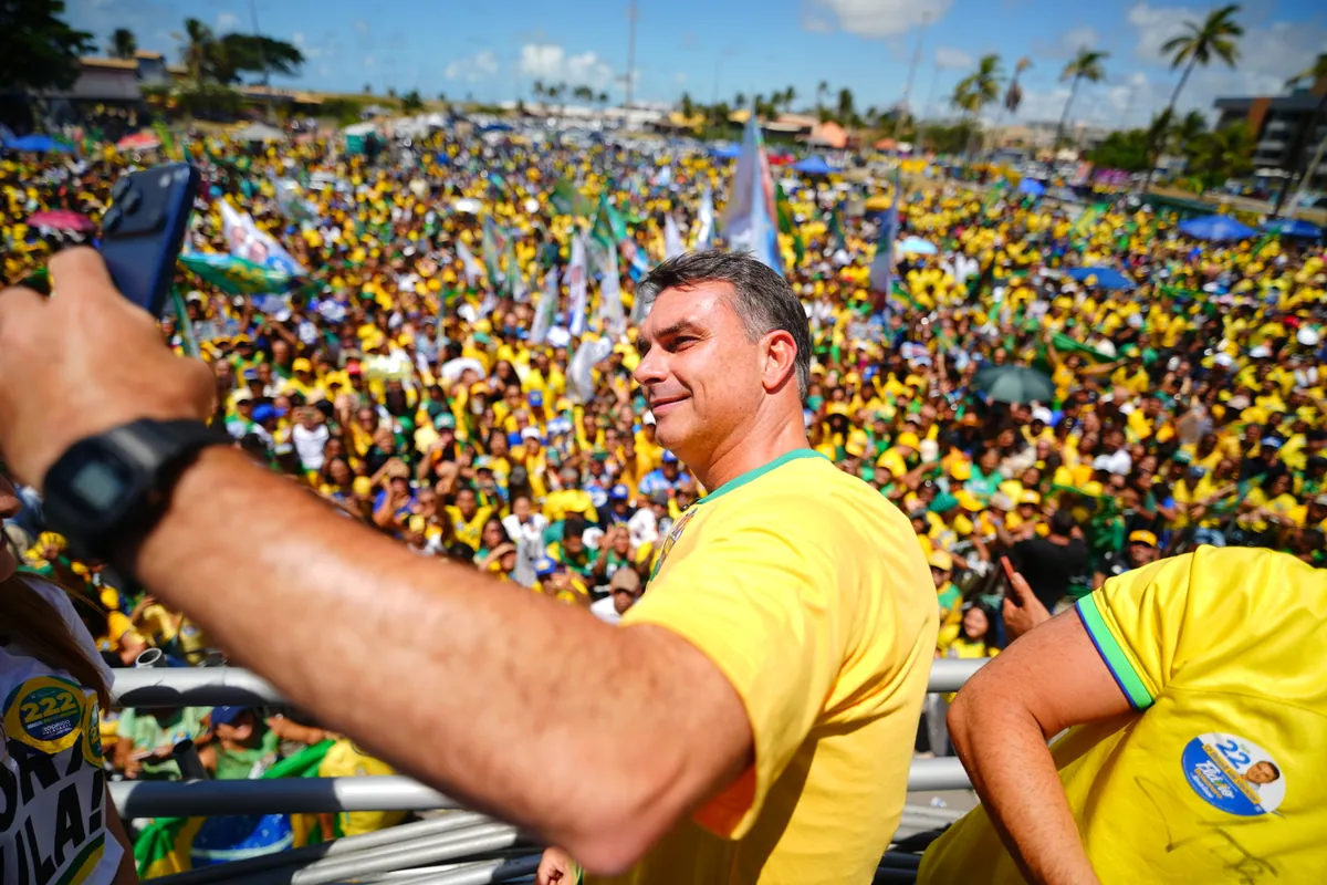 Em Aracaju, Flávio Bolsonaro diz que projeto de Lula é jogar o pobre na miséria e mostra teste de DNA do petista: “É o pai do Tigrinho” — Flávio Bolsonaro, Flávio Bolsonaro 22, Flávio Bolsonaro presidente, Plano de Governo Flávio Bolsonaro, Flávio Bolsonaro vice, Alfredo Gaspar vice