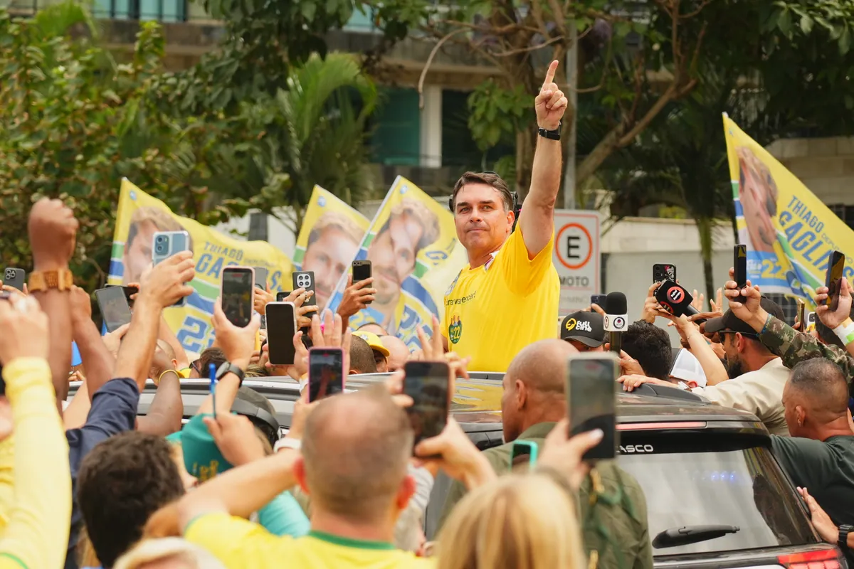 Em dia de agendas pela região Norte do Rio, Flávio Bolsonaro cobra retirada de sigilo nas investigações em torno de Lula — Flávio Bolsonaro, Flávio Bolsonaro 22, Flávio Bolsonaro presidente, Plano de Governo Flávio Bolsonaro, Flávio Bolsonaro vice, Alfredo Gaspar vice