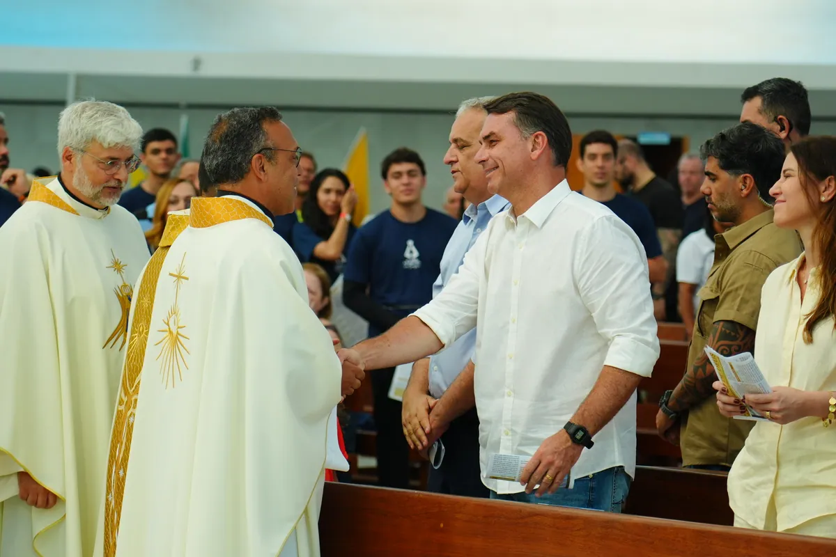 "Estou ansioso para dar um abraço forte nele", celebra Flávio Bolsonaro sobre a possibilidade de reencontrar o pai — Flávio Bolsonaro, Flávio Bolsonaro 22, Flávio Bolsonaro presidente, Plano de Governo Flávio Bolsonaro, Flávio Bolsonaro vice, Alfredo Gaspar vice