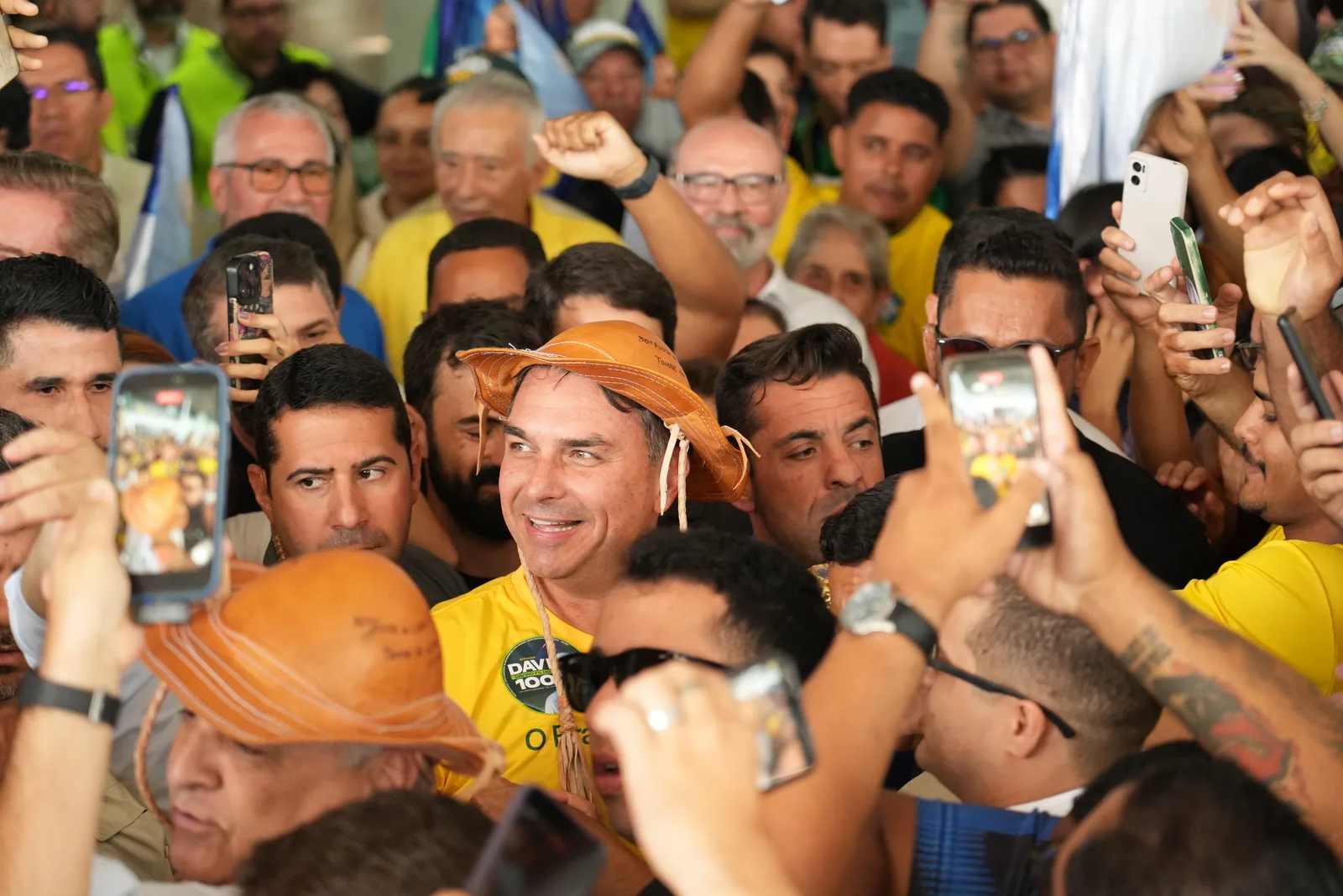 Flávio Bolsonaro abre agenda no Nordeste e é recepcionado por apoiadores que lotaram o aeroporto em Maceió — Flávio Bolsonaro, Flávio Bolsonaro 22, Flávio Bolsonaro presidente, Plano de Governo Flávio Bolsonaro, Flávio Bolsonaro vice, Alfredo Gaspar vice