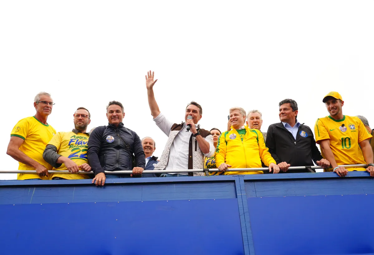Flávio Bolsonaro afirma que Lula abandonou o Rio Grande do Sul com promessas não cumpridas após a tragédia das enchentes — Flávio Bolsonaro, Rio Grande do Sul, Porto Alegre, Sarandi, Eleições 2026, Luciano Zucco — Flávio Bolsonaro, Flávio Bolsonaro 22, Flávio Bolsonaro presidente, Plano de Governo Flávio Bolsonaro, Flávio Bolsonaro vice, Alfredo Gaspar vice