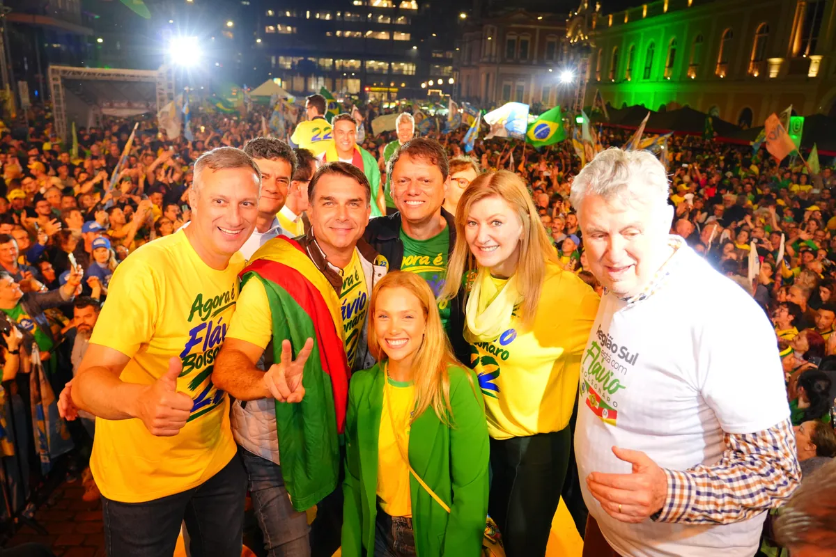 Flávio Bolsonaro avisa: “Eu vou resgatar o Brasil da lama que o Lula enfiou o nosso país”, em alusão também às enchentes no Rio Grande do Sul — rio grande do sul, governadores, cam — Flávio Bolsonaro, Flávio Bolsonaro 22, Flávio Bolsonaro presidente, Plano de Governo Flávio Bolsonaro, Flávio Bolsonaro vice, Alfredo Gaspar vice