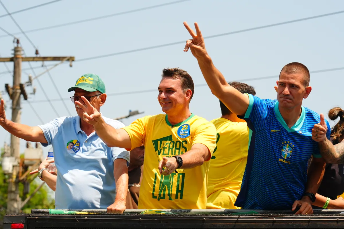 Flávio Bolsonaro decreta o fim da era Lula durante moto-carreata em São Gonçalo: "Vamos tirar o PT do poder dia 25 de outubro!" — Flávio Bolsonaro, Flávio Bolsonaro 22, Flávio Bolsonaro presidente, Plano de Governo Flávio Bolsonaro, Flávio Bolsonaro vice, Alfredo Gaspar vice