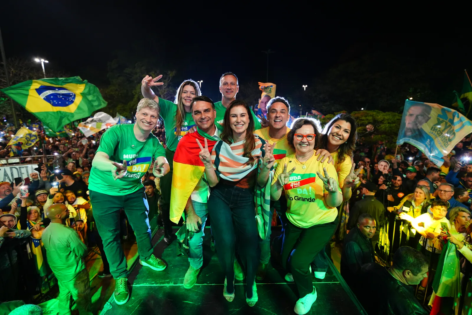 Flávio Bolsonaro leva multidão ao Parcão e reúne força da direita gaúcha em Porto Alegre
