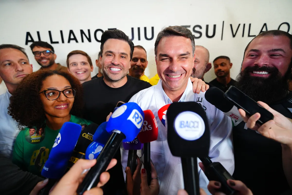 Flávio Bolsonaro recebe apoio de Pablo Marçal para defesa do empreendedorismo e da prosperidade — Flávio Bolsonaro, Flávio Bolsonaro 22, Flávio Bolsonaro presidente, Plano de Governo Flávio Bolsonaro, Flávio Bolsonaro vice, Alfredo Gaspar vice