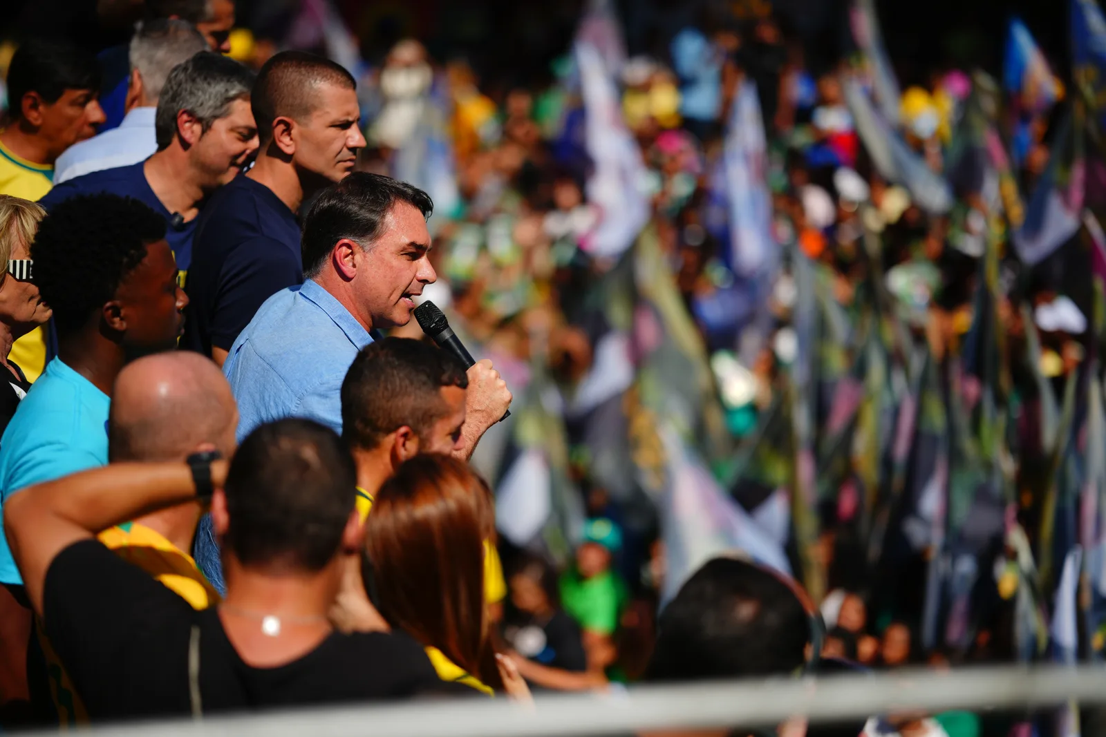 “Metam o pé enquanto tem um presidente da República que passa a mão na cabeça de vocês”, avisa Flávio Bolsonaro em discurso em Nova Iguaçu — Flávio Bolsonaro, Flávio Bolsonaro 22, Flávio Bolsonaro presidente, Plano de Governo Flávio Bolsonaro, Flávio Bolsonaro vice, Alfredo Gaspar vice