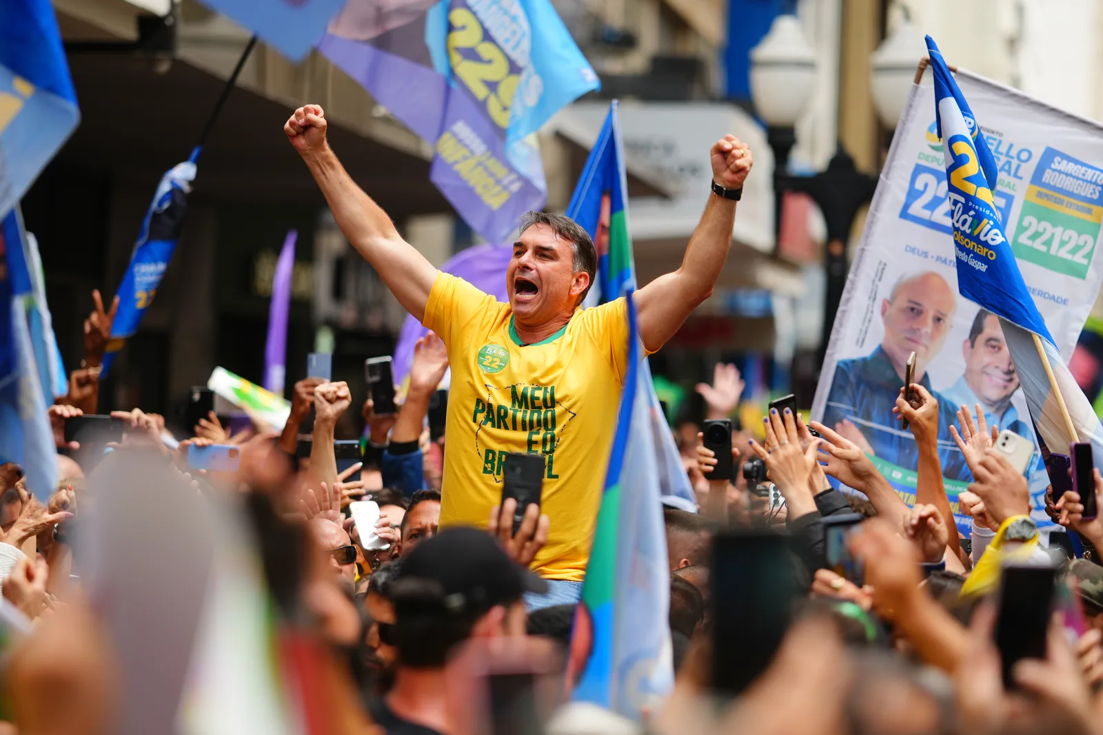 ”O Brasil está sem Presidente, um caos como legado do Lula”, diz Flávio Bolsonaro ao comentar a situação no Supremo Tribunal Federal