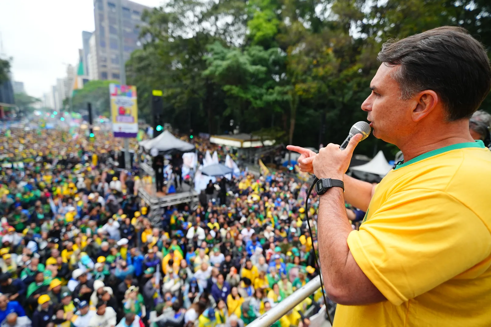 "Vai ter Bolsonaro na Presidência", diz Flávio Bolsonaro em Ato pela Independência com coro de milhares de Fora Lula e Fora Moraes