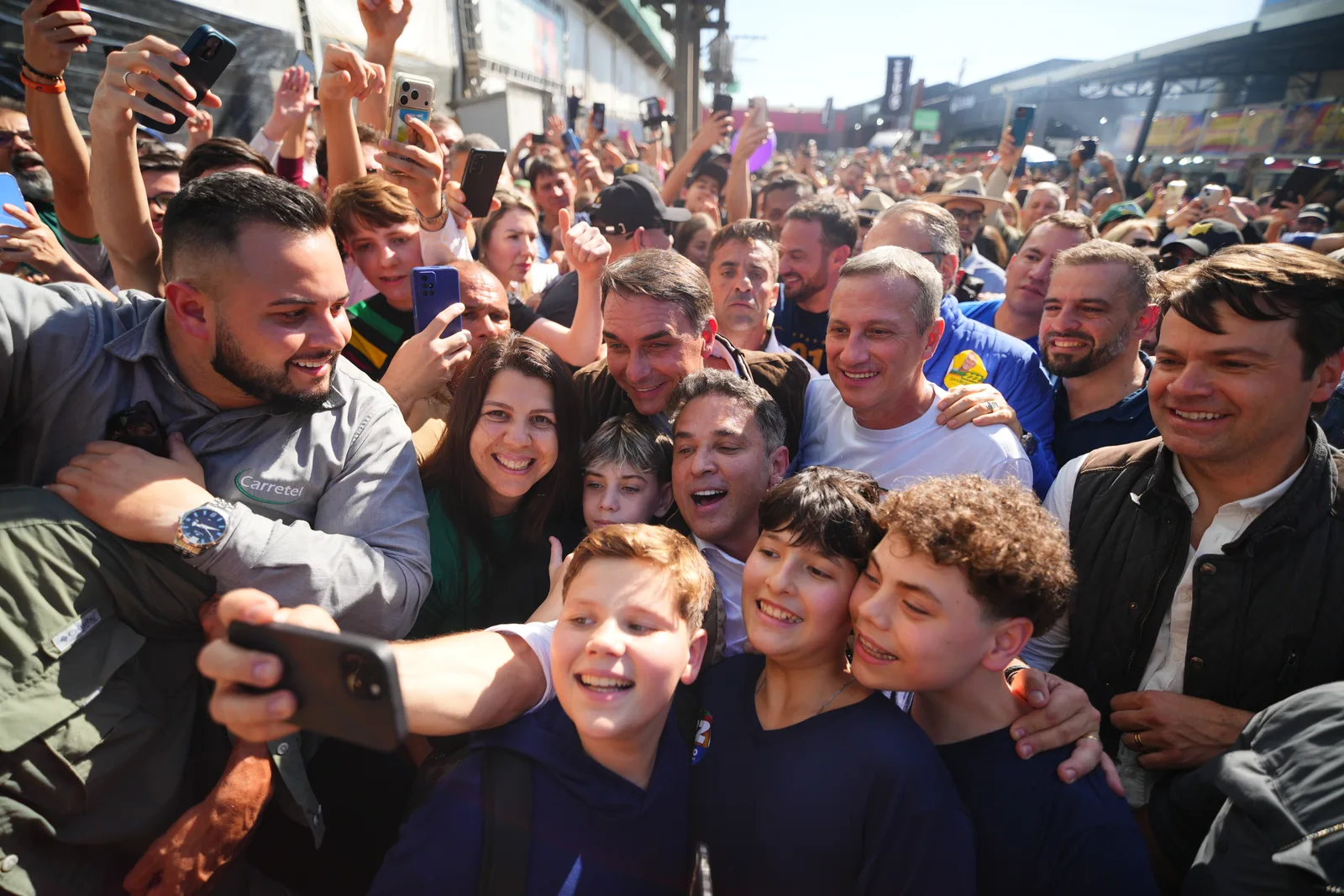 "Vamos fazer com que a comida volte a ficar barata, como era na época do presidente Bolsonaro", afirma Flávio Bolsonaro em visita a Expointer, no RS — Flávio Bolsonaro, Flávio Bolsonaro 22, Flávio Bolsonaro presidente, Plano de Governo Flávio Bolsonaro, Flávio Bolsonaro vice, Alfredo Gaspar vice