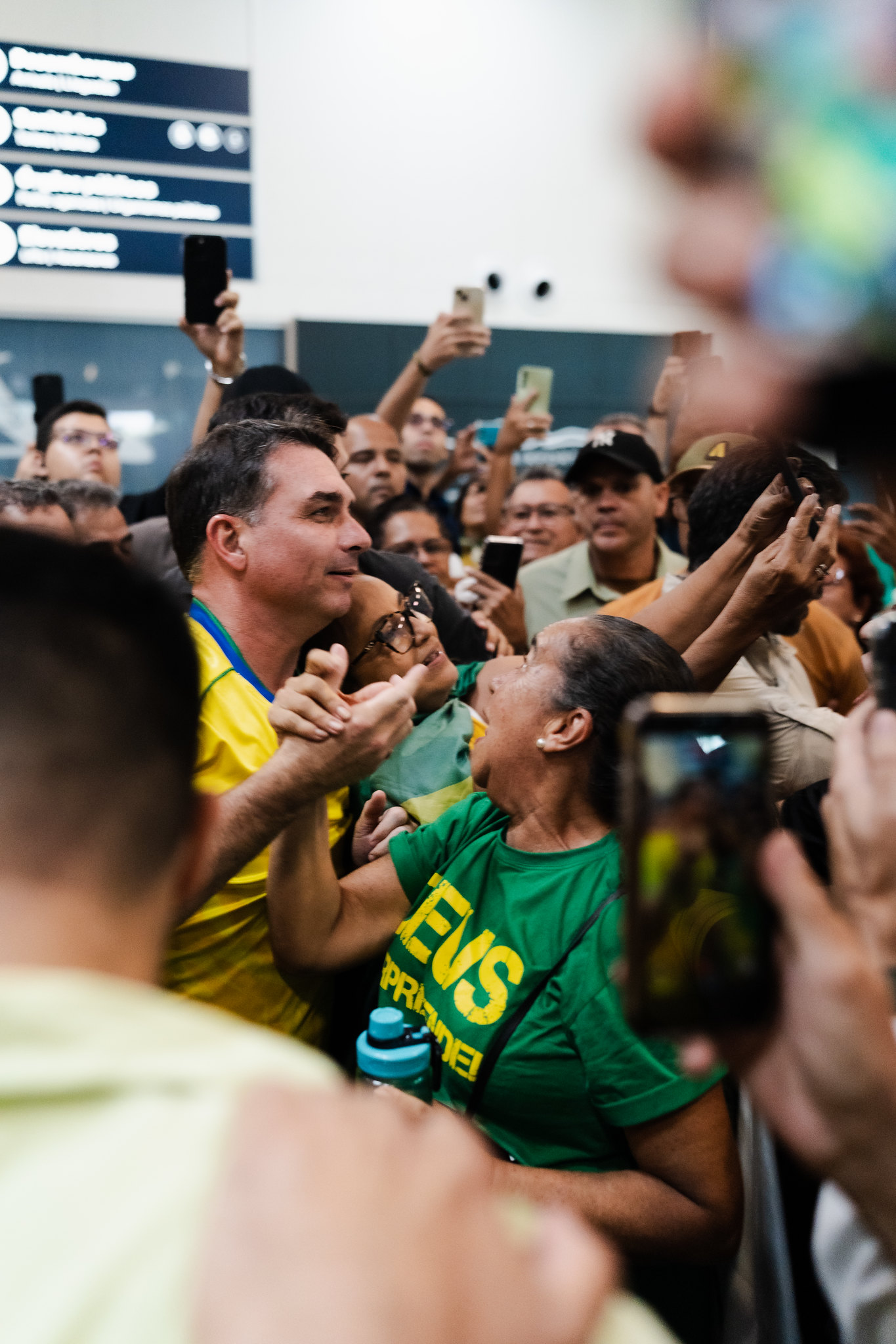 Flávio Bolsonaro junto ao povo