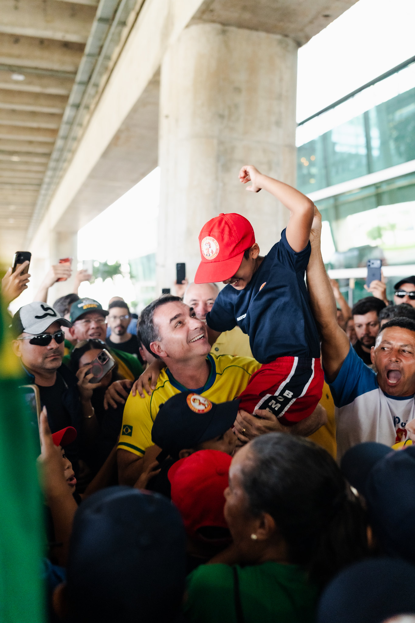 Flávio Bolsonaro junto ao povo