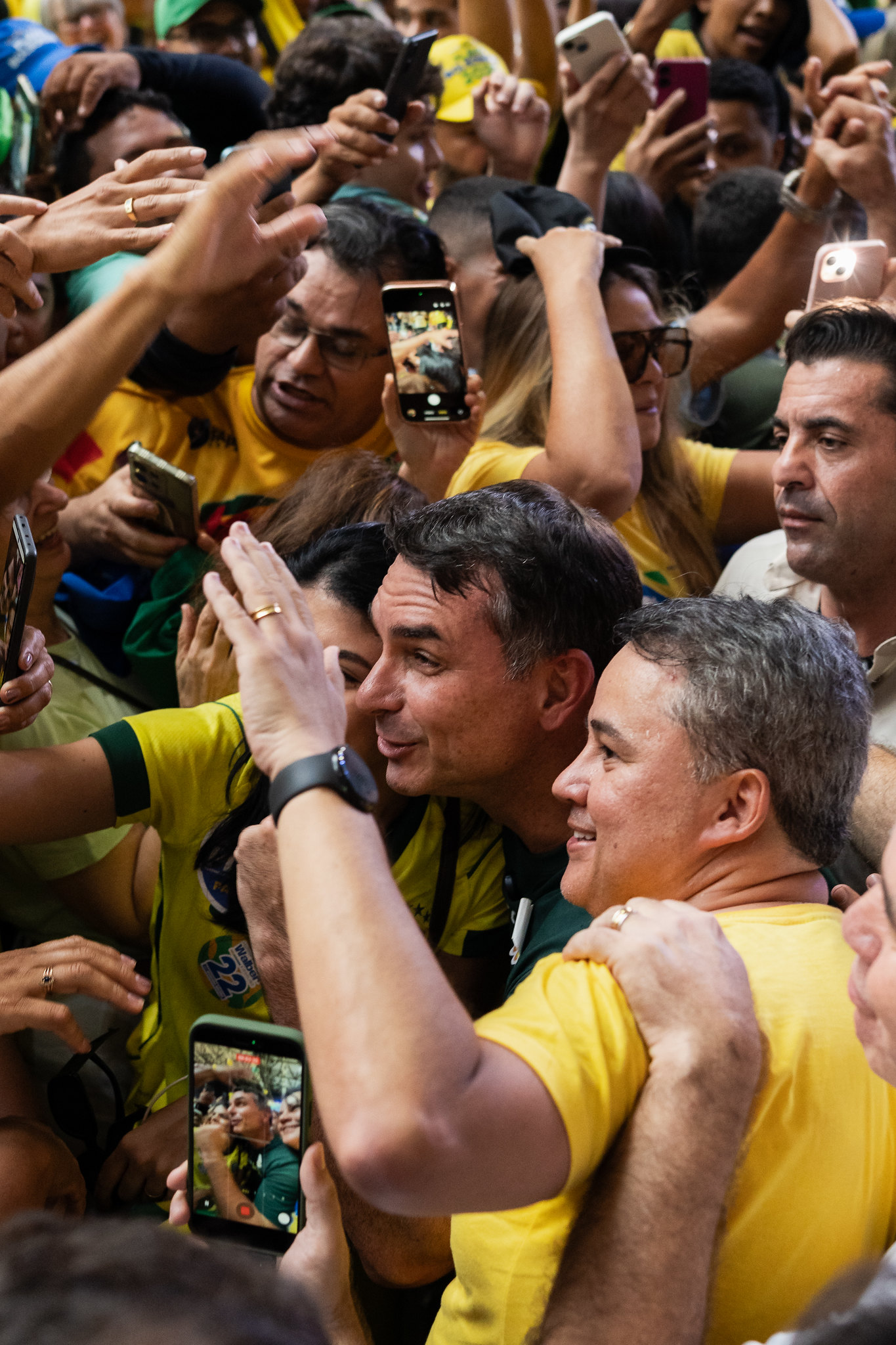 Flávio Bolsonaro junto ao povo