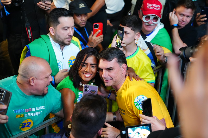 Flávio Bolsonaro junto ao povo