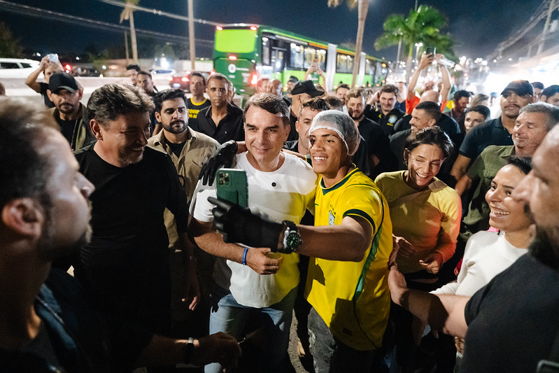 Flávio Bolsonaro junto ao povo