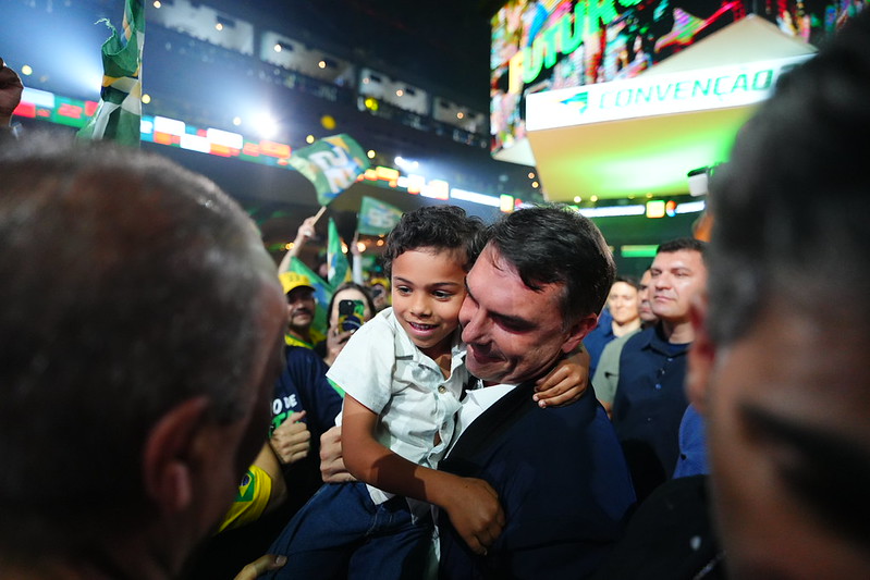Flávio Bolsonaro junto ao povo