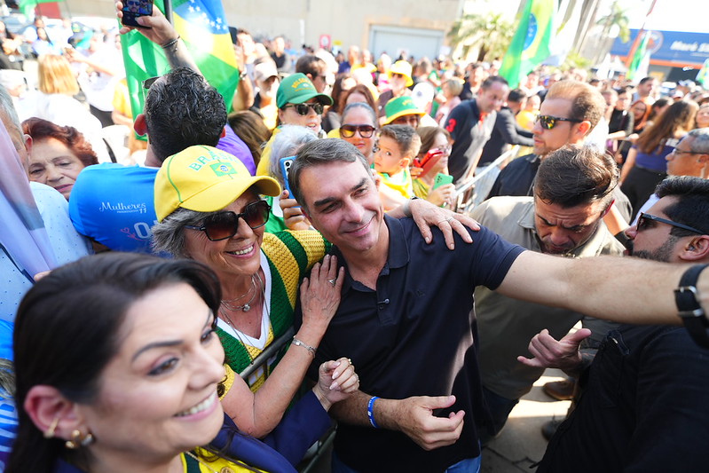 Flávio Bolsonaro junto ao povo
