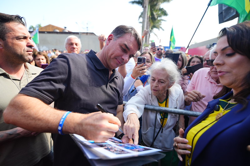 Flávio Bolsonaro junto ao povo