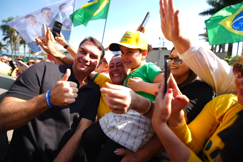 Flávio Bolsonaro junto ao povo