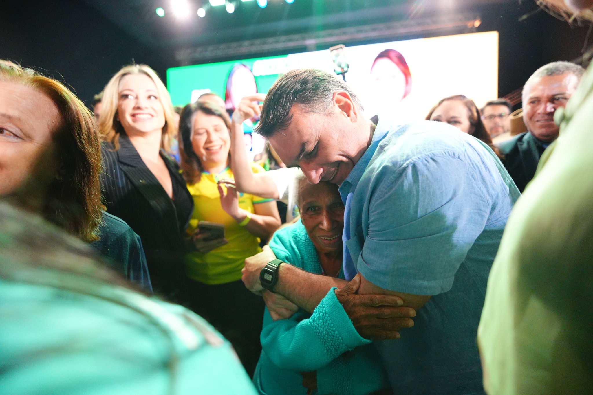 Flávio Bolsonaro junto ao povo
